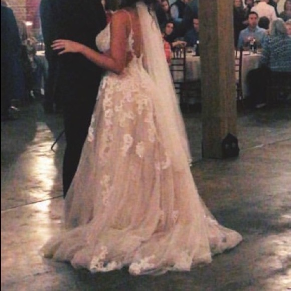 Essence of Australia wedding dress and veil - Picture 1 of 5